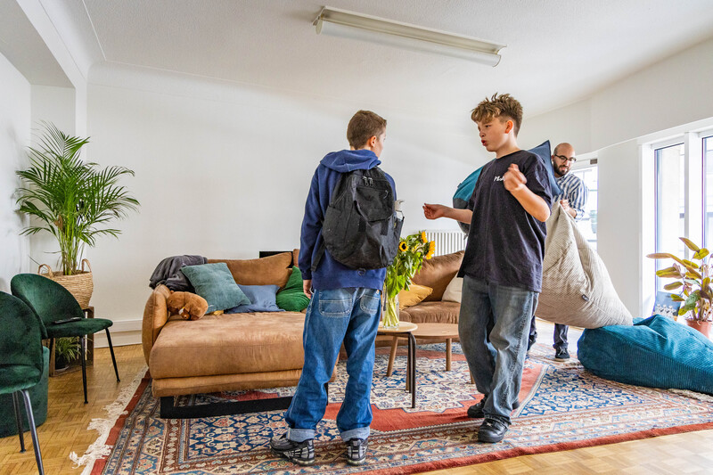 twee jongeren atelier TKT Brussel opvangplek