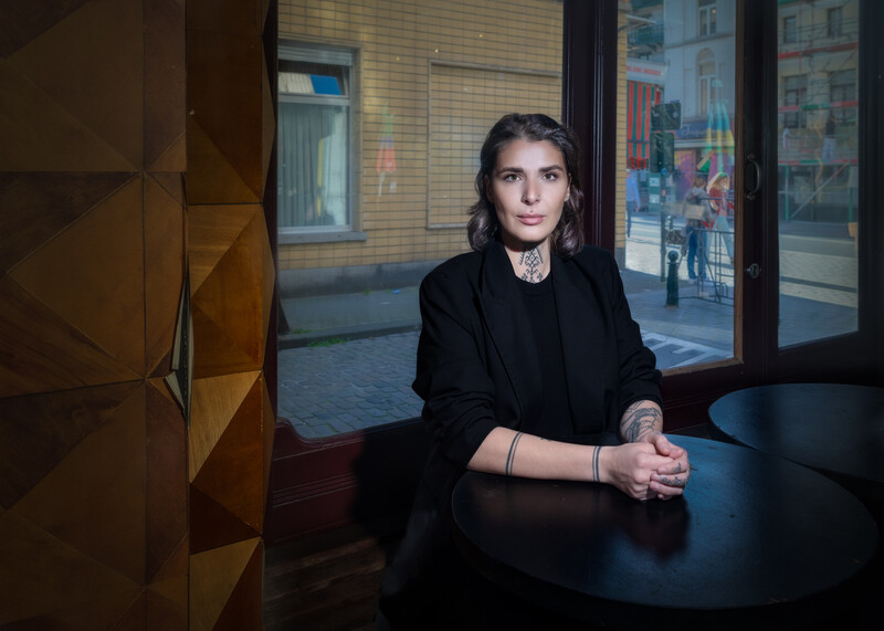 Hind Eljadid zittend aan een tafel in een volks café