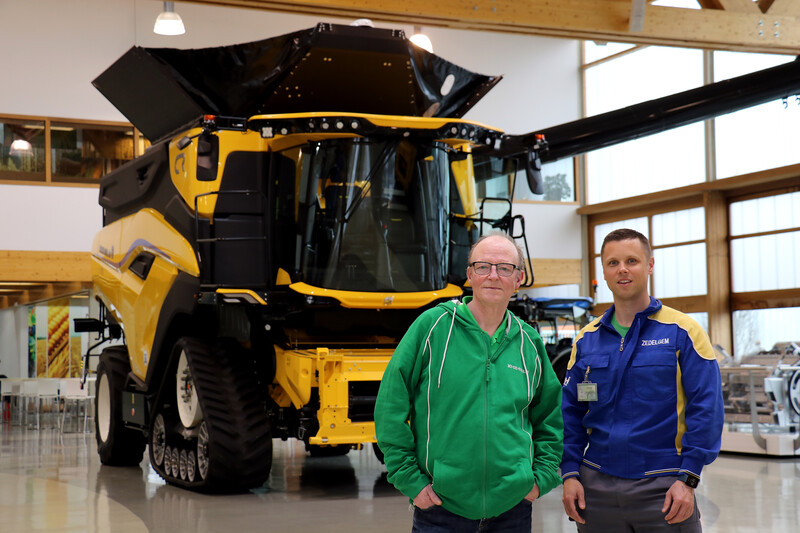 Geert Blieck, ACV-METEA-hoofdafgevaardigde bij CNHi, en Jorgé Oorlynck bij een landbouwmachine van Case New Holland