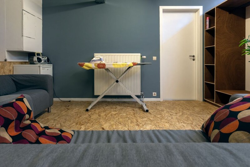 een strijkplank staat klaar