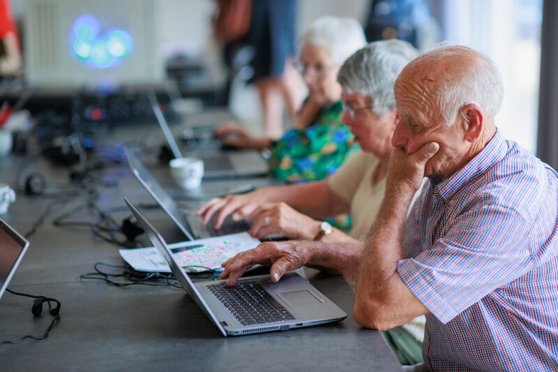 Ouderen oefenen hun digitale vaardigheden