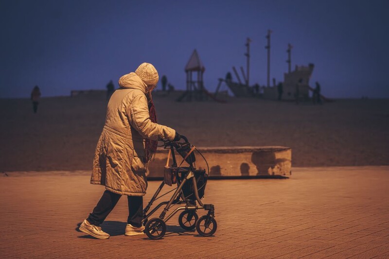 Oudere dame op zeedijk