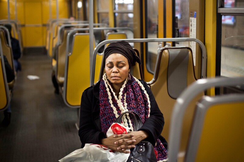 vermoeide vrouw op Brusselse metro