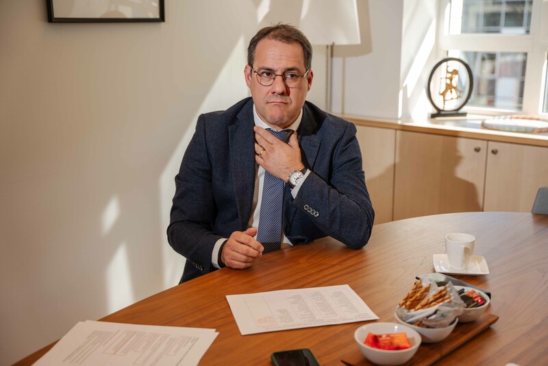 Ongemakkelijke minister Clarinval achter zijn bureau