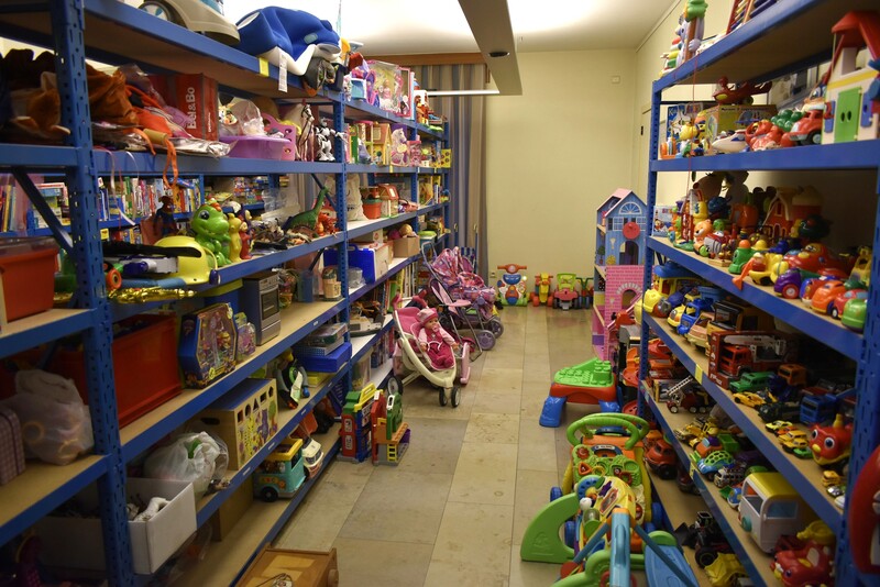 Rekken met speelgoed voor speelgoedinzamelactie 'Ieder kind een Sint' 