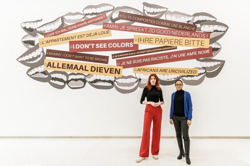 Nadia Nsayi en Tanné Bogaerts voor een muur met racistische opschriften in het AfricMuseum in Tervuren