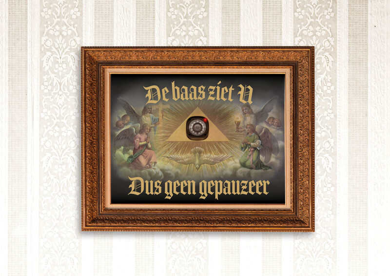 'De baas ziet u, dus geen gepauzeer'. Persiflage op ouderwets kadertje dat in vele huiskamers hing met 'God ziet u, hier vloekt men niet'.