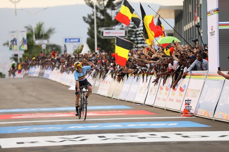 Remco Evenepoel rijdt over finish tijdens WK tijdrijden wielrennen in Kigali Rwanda 