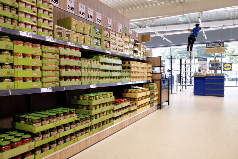 Conserven rayon in Lidl-supermarkt