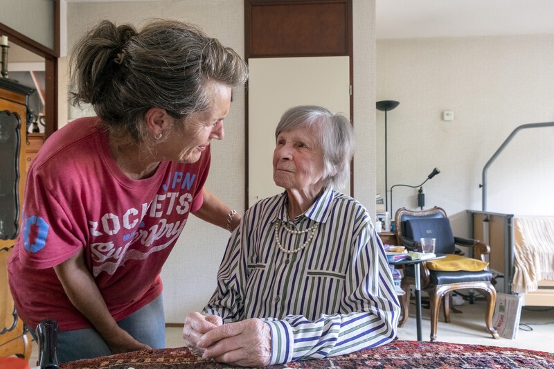 Zorgkundige ontfermt zich over oude vrouw in woonzorgcentrum