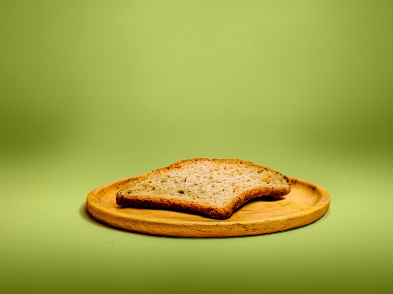 droge boterham op houten bord