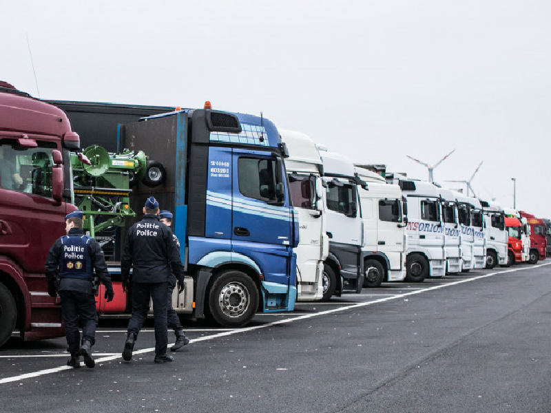 Vrachtwagens op een snelwegparking