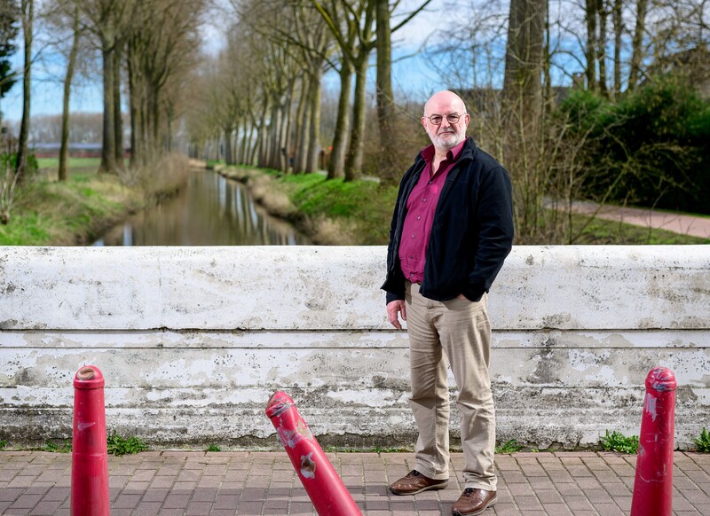 Chris de Nijs staat met natuur op achtergrond