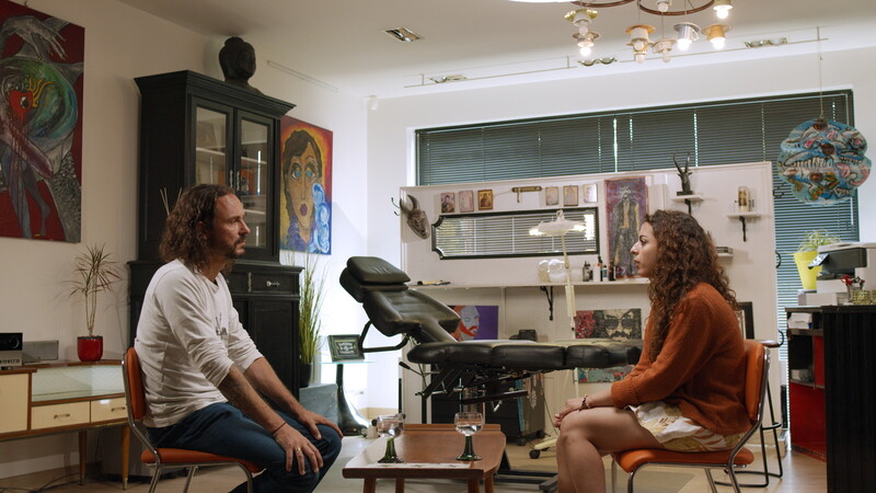 Tijs Vanneste met langdurig werkloze vrouw binnen op stoel