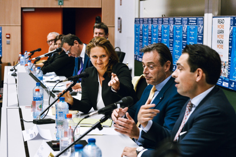 Bart De Wever, Tom Van Grieken en Gwendoline Rutten als panelleden