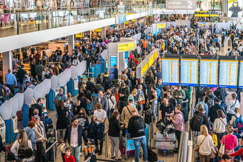 Chaos op de luchthaven van Schiphol in Nederland door een staking van het grondpersoneel.