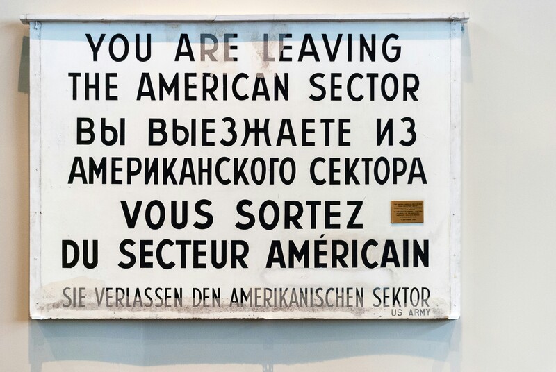 Bord Berlijn uit Koude Oorlog 'You are leaving the American sector'