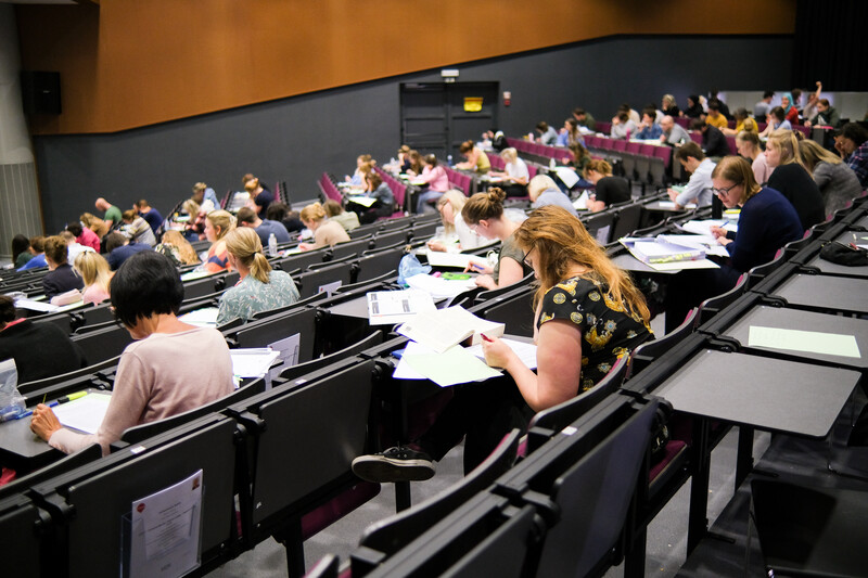 Hoger onderwijs in West-Vlaanderen - aula met studenten VIVES Kortrijk