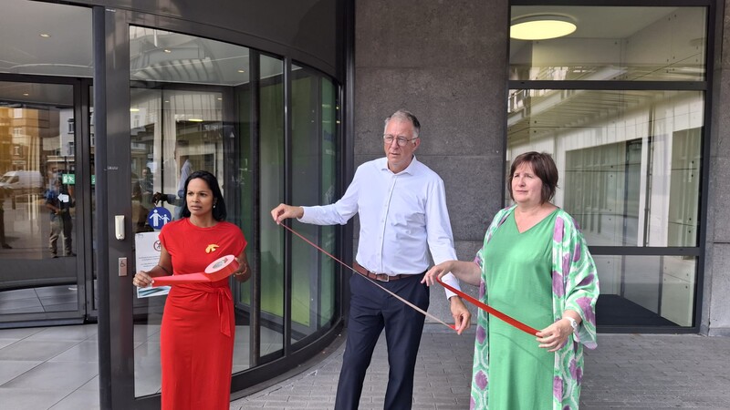 Julie Hendrickx Devos, Luc Van Gorp en Ann Vermorgen trekken rode lijn aan gevel hoofdkantoor in Schaarbeek