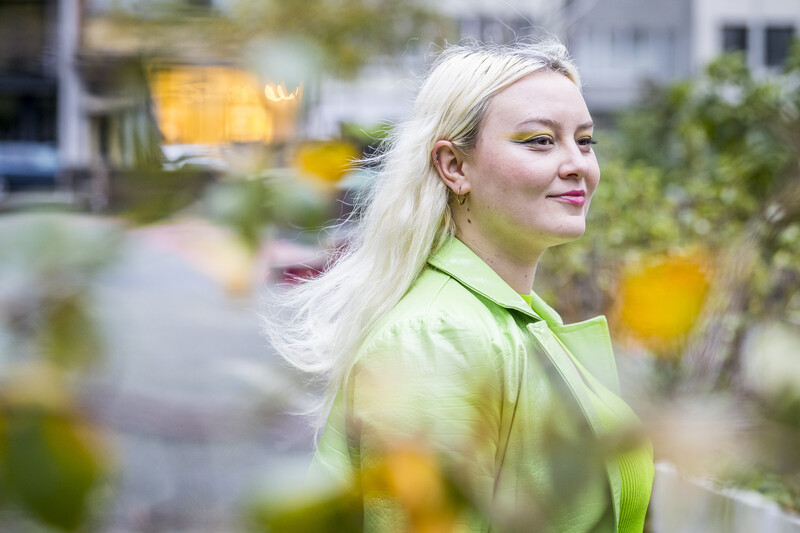 Anna Borodikhina portret op een Antwerps plein