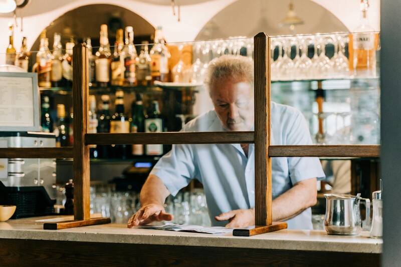 oudere man achter bar