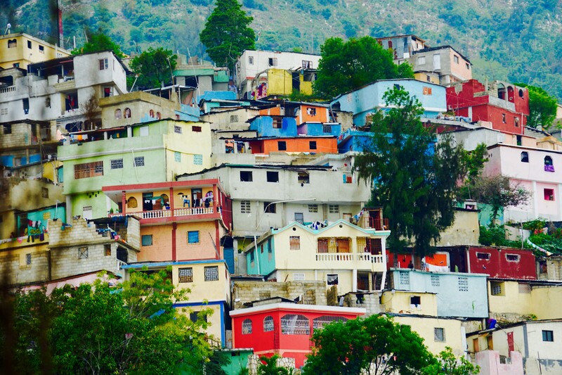 Gekleurde huizen in de heuvels net buiten Port-au-Prince, Haïti