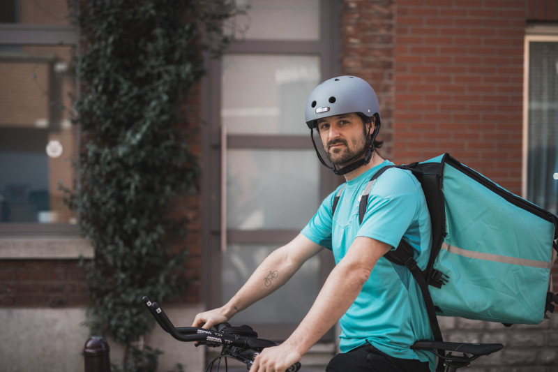 Herman Loos als fietskoerier voor Deliveroo.