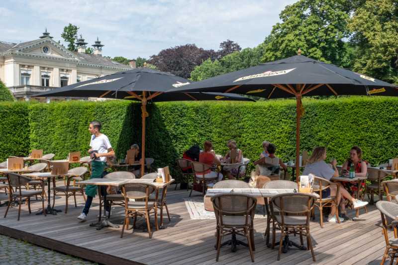 Zonnig terrasje met slechts enkele bezoekers.