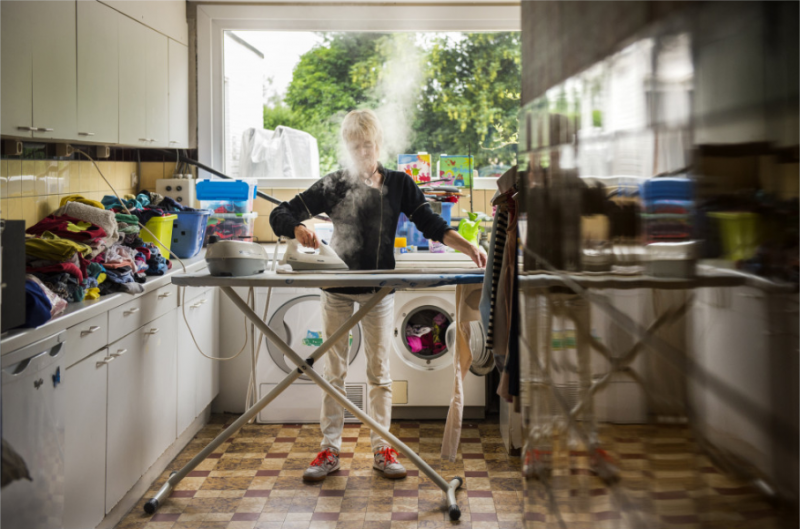 Huishoudhulp aan het strijken via dienstencheques