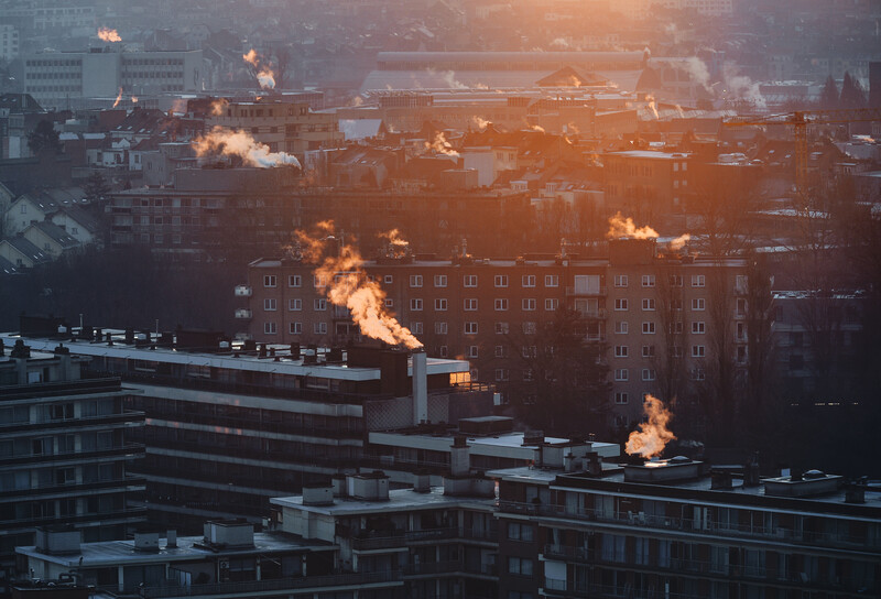 Luchtbeeld van Brussel in de winter, rook uit de schoorstenen door de verwarming