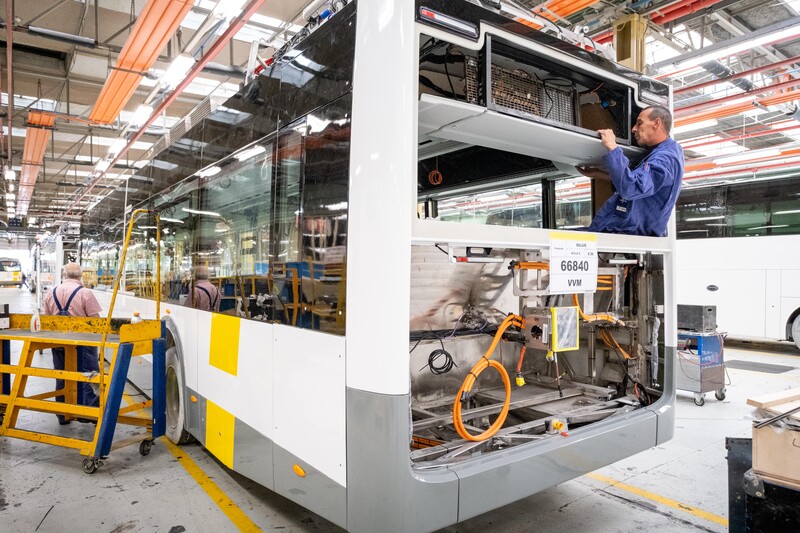 Bus De Lijn in fabriek met arbeider