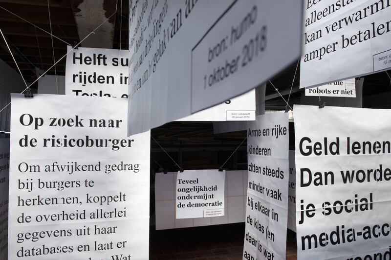 Kunstproject TheaterAanZee krantenkoppen en artikels rond ongelijkheid