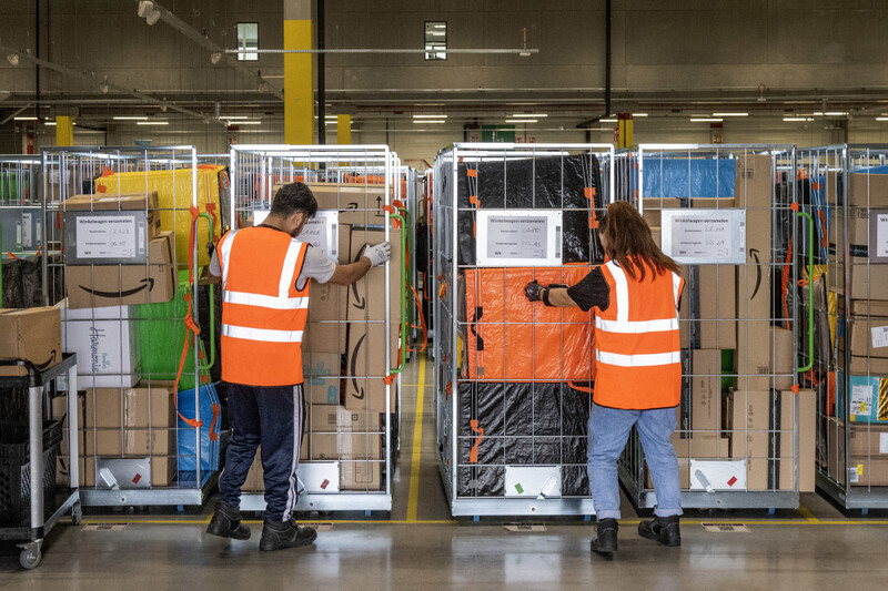 Personen aan het werk in sorteercentrum van Amazon in Antwerpen