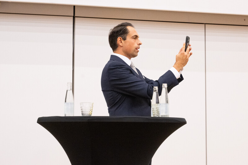 Vlaams Belang voorzitter Tom Van Grieken met smartphone in hand