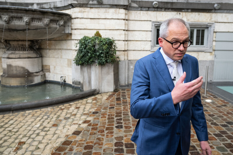 Vlaams minister-president Matthias Diependaele buiten op een binnenplein
