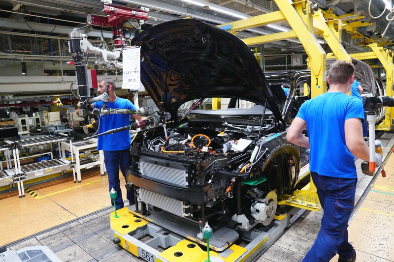 twee mannen assembleren auto in volvo fabriek Gent