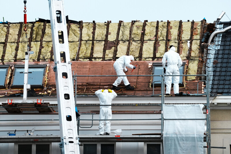 dakwerkers verwijderen asbest van woning