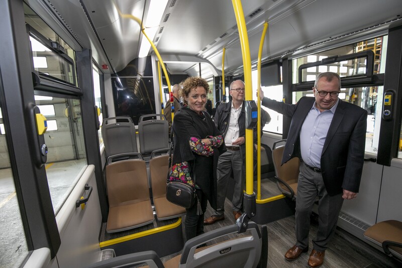 Minister Lydia Peeters bezoekt een nieuwe elektrische bus van De Lijn