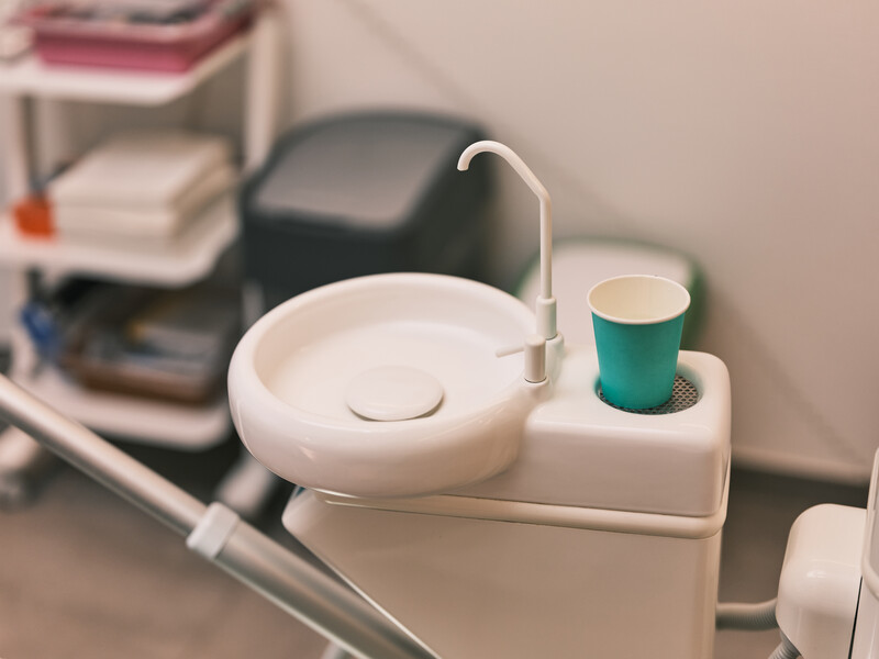 typische spoelbak met bekertje bij tandarts