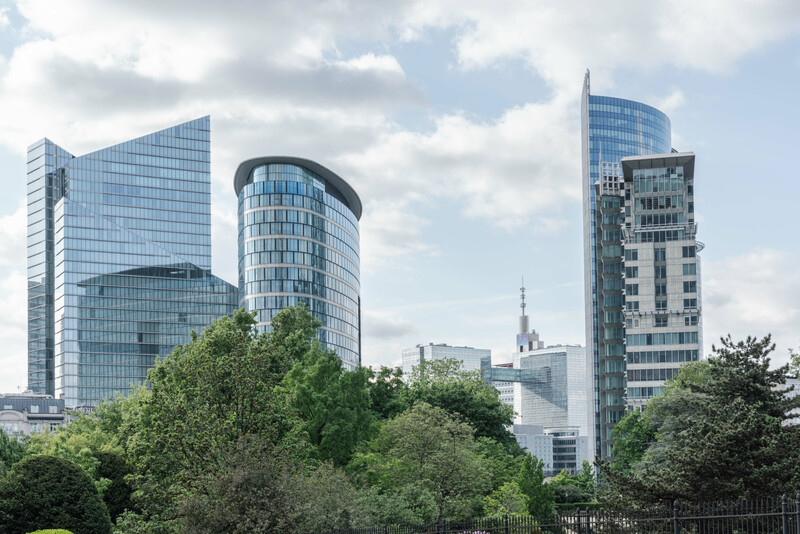 zicht op skyline in Brussel met kantoorgebouwen en bomen in voorgrond