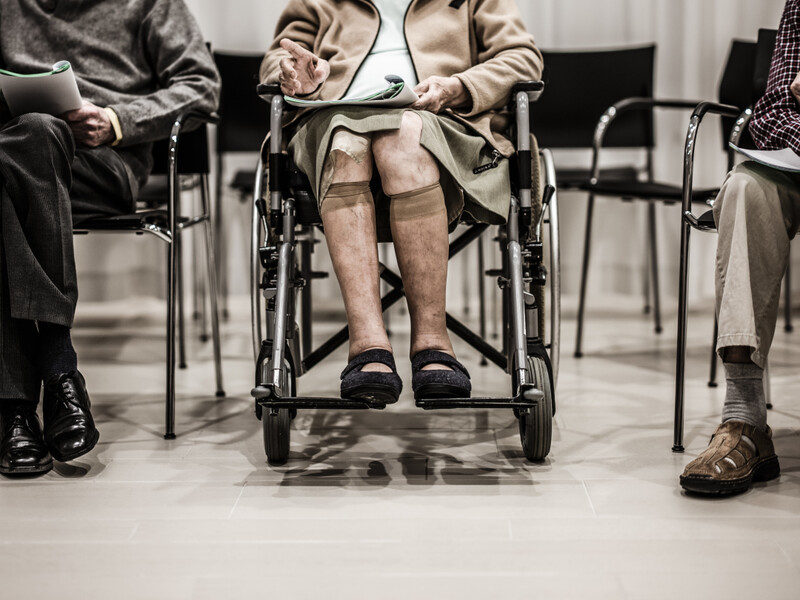 Vrouw in rolstoel woonzorgcentrum