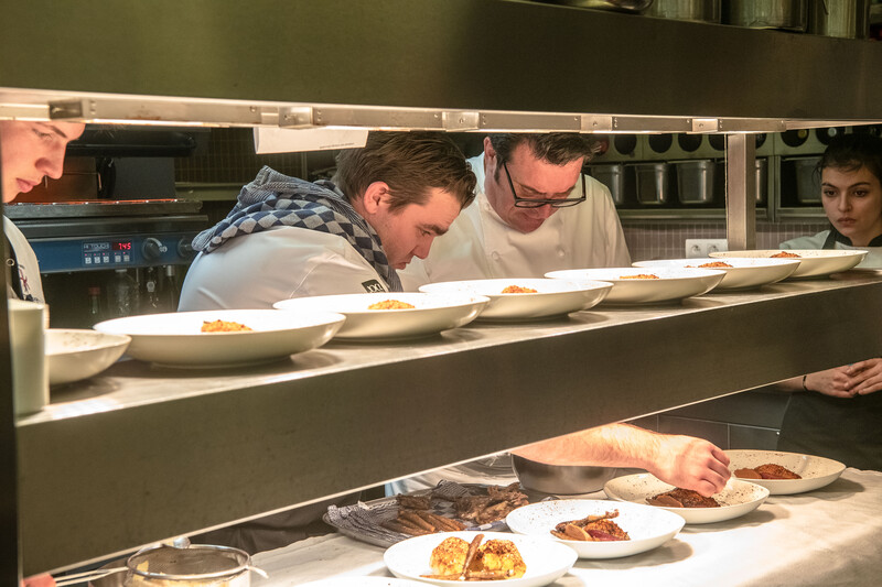 druk restaurantkeuken met personeel
