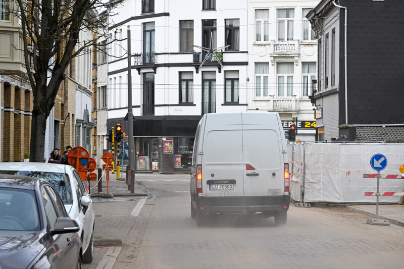 Bestelwagen remt voor rood licht