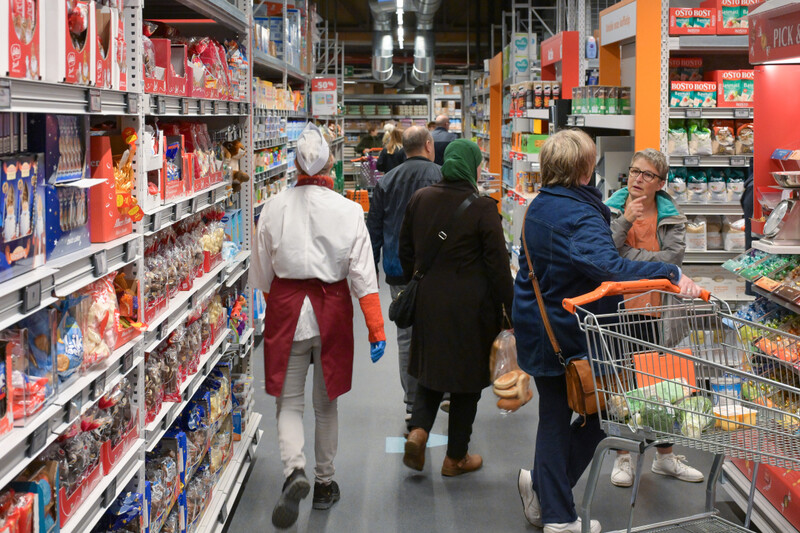 Klanten aan het winkelen in Colruyt supermarkt