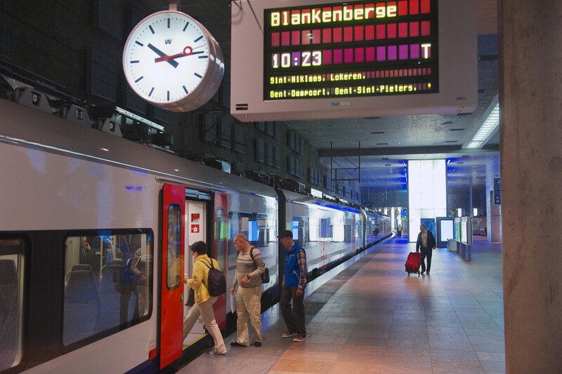 Senioren stappen op trein in Antwerpen-Centraal