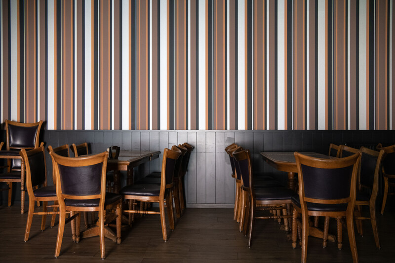 Interieur van lege parochiezaal Hoboken bij Antwerpen