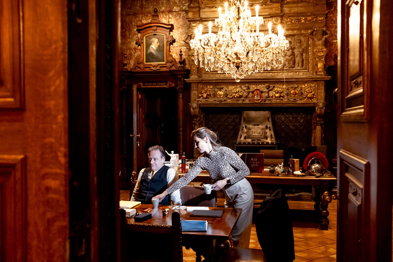 Bart De Wever voorzitter N-VA krijgt koffie geserveerd in bureau stadhuis Antwerpen Schoon Verdiep