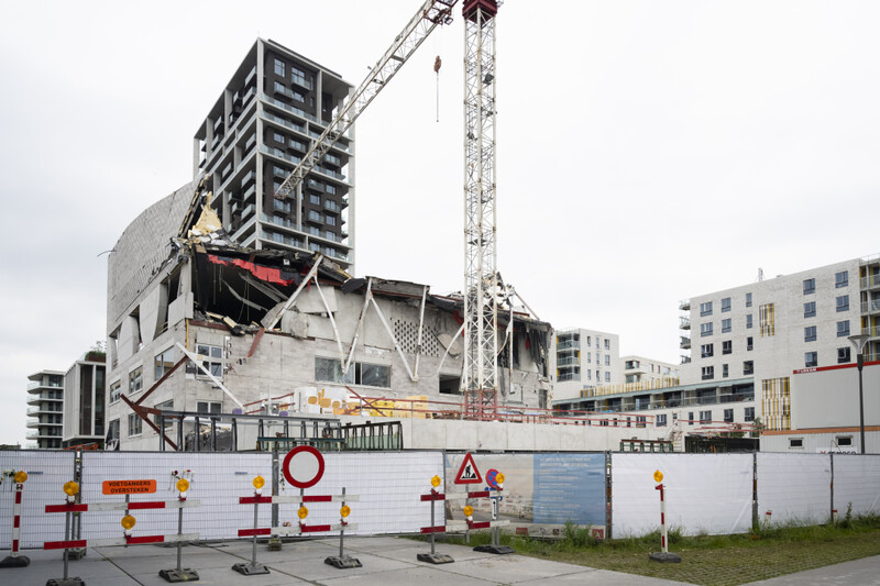 ingestorte school met wegafsluiting en kraan