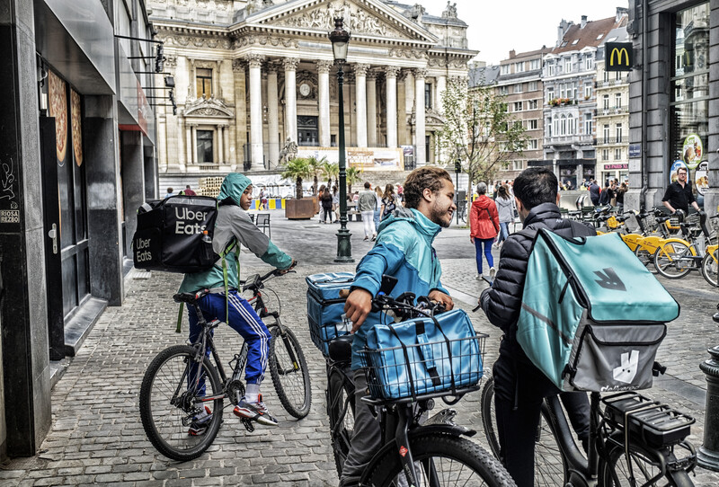 Fietskoeriers wachten op een oproep bij een restaurant