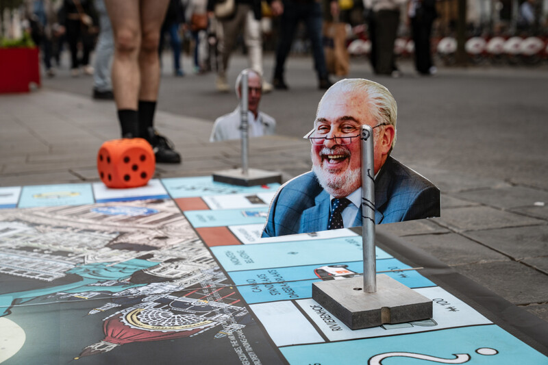 Levensgroot Monopoly spelbord met Katoen Natie-ceo Fernand Huts als pion